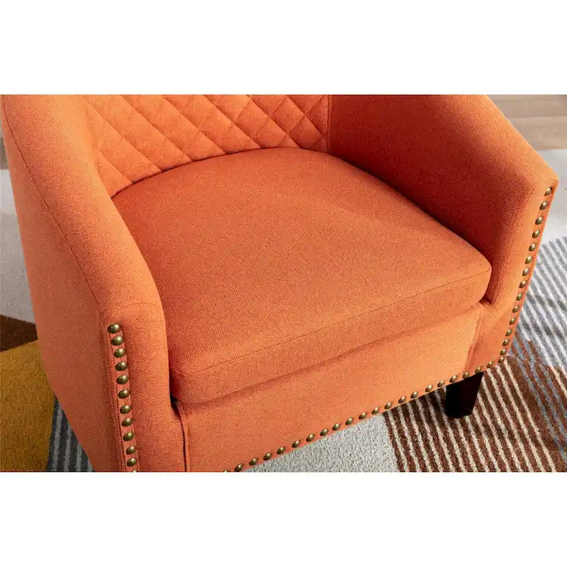 Poltrona a barilotto Accent, sedia da salotto con borchie e gambe in legno massiccio