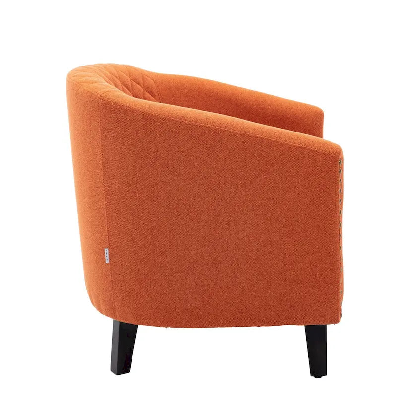 Poltrona a barilotto Accent, sedia da salotto con borchie e gambe in legno massiccio
