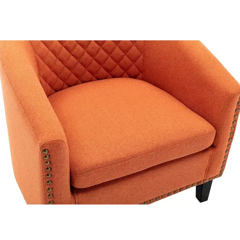 Poltrona a barilotto Accent, sedia da salotto con borchie e gambe in legno massiccio