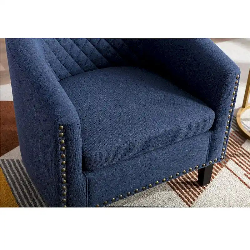 Poltrona a barilotto Accent, sedia da salotto con borchie e gambe in legno massiccio