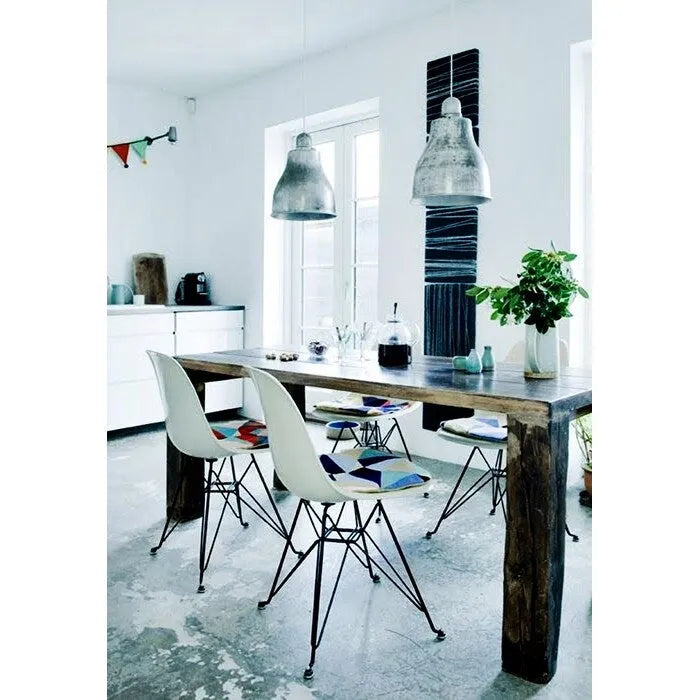 Sedia da pranzo di design moderna in plastica con accento opaco e base a gambe cromate in filo metallico nero scuro