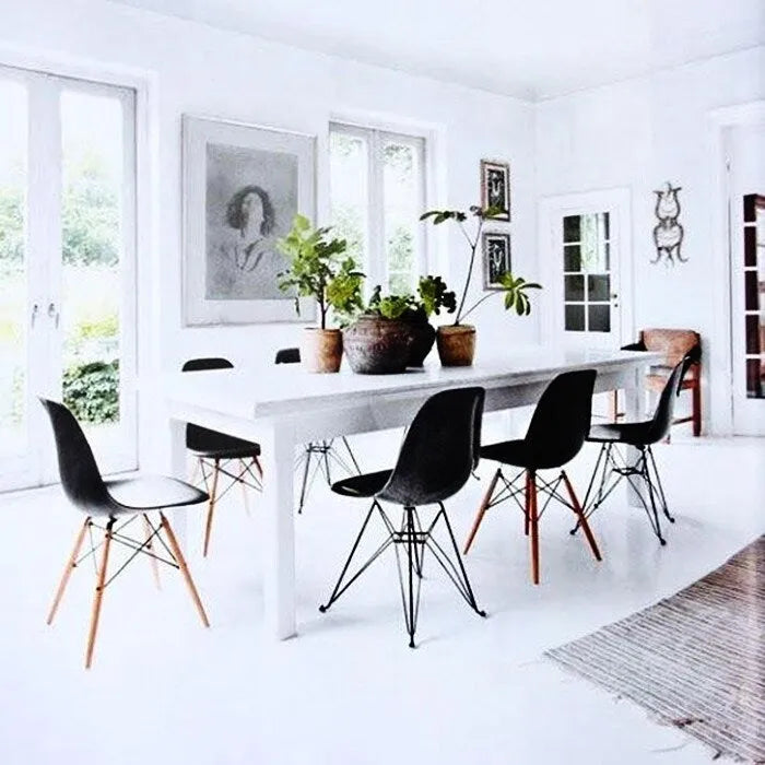Sedia da pranzo di design moderna in plastica con accento opaco e base a gambe cromate in filo metallico nero scuro