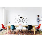 Sedia da pranzo di design moderna in plastica con accento opaco e base a gambe cromate in filo metallico nero scuro