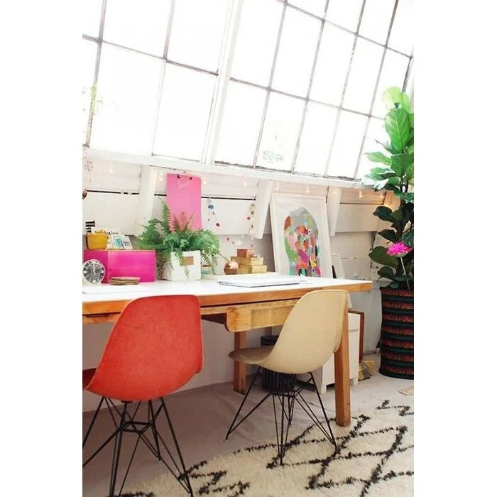 Sedia da pranzo di design moderna in plastica con accento opaco e base a gambe cromate in filo metallico nero scuro